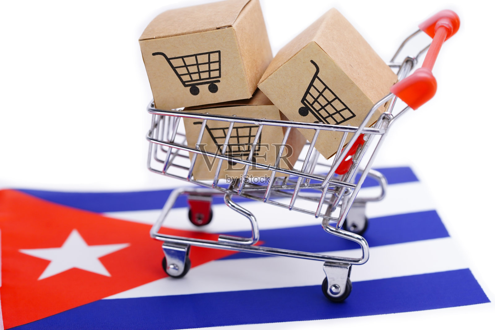 盒子与购物车标志和古巴国旗:进出口购物网上或电子商务金融配送服务商店产品运输,贸易,供应商的概念。照片摄影